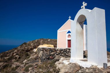 Santorini Adası Fira ve Oia arasındaki yürüyüş yolu yanında Güzel küçük kilise