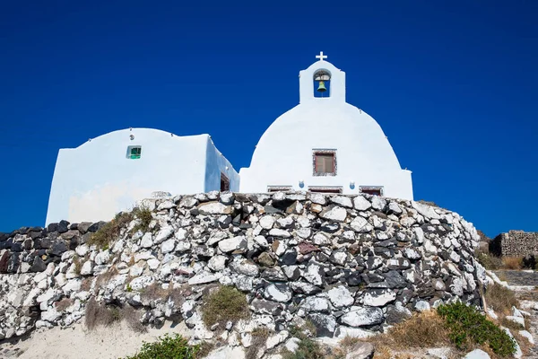 Piękny mały kościół obok ścieżki spacerowe między Fira i Oia na Santorini wyspa — Zdjęcie stockowe