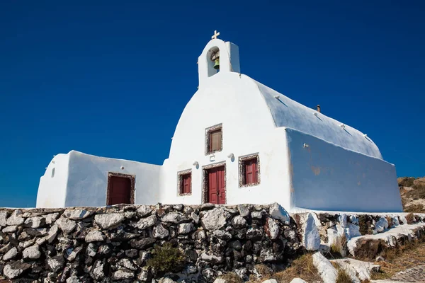 Piękny mały kościół obok ścieżki spacerowe między Fira i Oia na Santorini wyspa — Zdjęcie stockowe