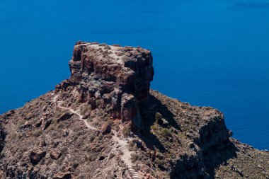 Santorini ünlü Skaros Rock görünümü 