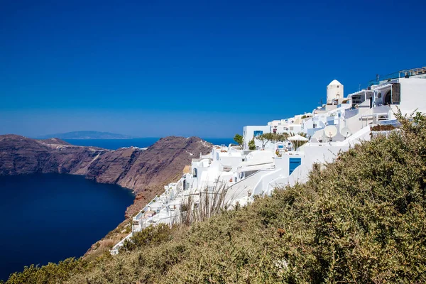 Piękne Morze Egejskie widziane z szlaku spacerowego nr 9, który łączy miasta Fira i Oia na wyspie Santorini — Zdjęcie stockowe