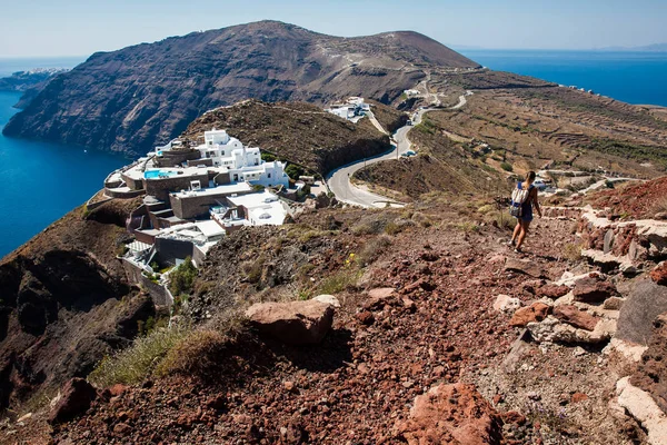Ung turist flicka som går på spåret nummer 9 mellan städerna fira och Oia på Santorini Island — Stockfoto