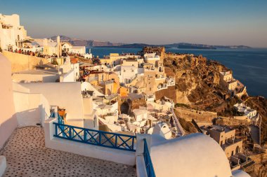 Turistler Santorini Adası'nda Oia şehirde La Caldera inanılmaz güzel gün batımı bakıyor