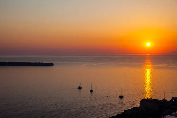 La puesta de sol increíblemente hermosa en La Caldera en la ciudad de Oia en la isla de Santorini — Foto de Stock