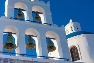 Güzel bir erken bahar gününde Santorini Adası'nda Oia şehirde bulunan Panagia Platsani Kilisesi Kubbe ve çan kulesi