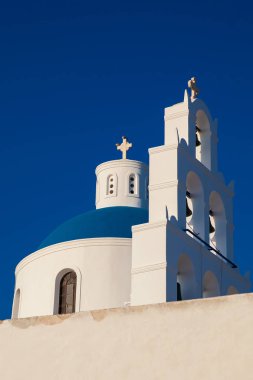 Güzel bir erken bahar gününde Santorini Adası'nda Oia şehirde bulunan Panagia Platsani Kilisesi Kubbe ve çan kulesi