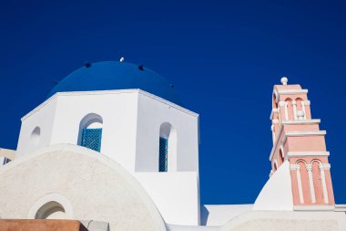 Santorini Adası'ndaki Oia City kiliselerinin geleneksel mimarisi