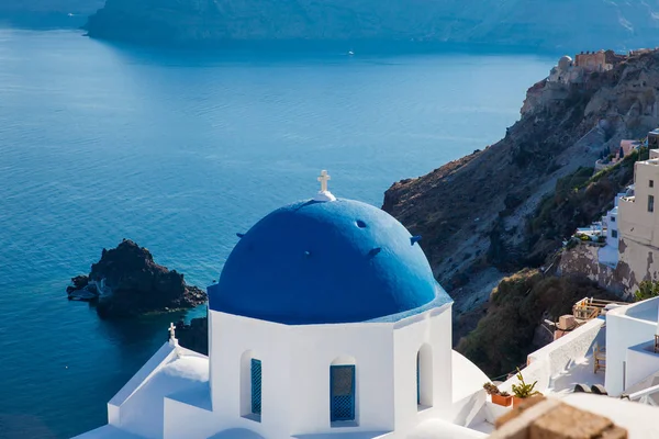 Arquitectura tradicional de las iglesias de la ciudad de Oia en la isla de Santorini —  Fotos de Stock