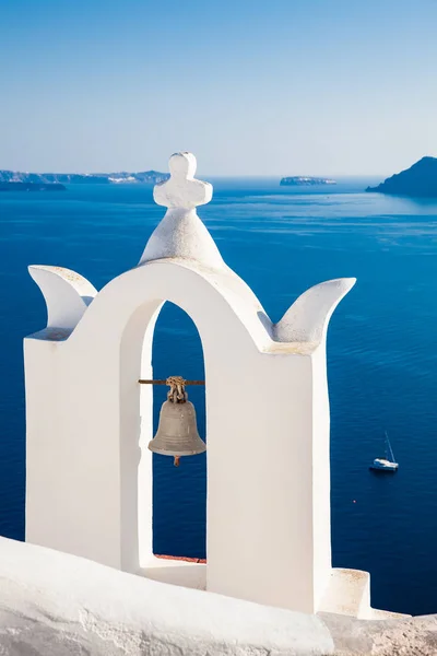Arquitectura tradicional de las iglesias de la ciudad de Oia en la isla de Santorini —  Fotos de Stock