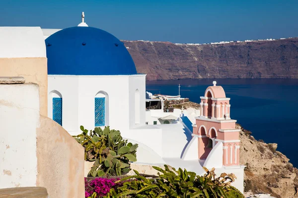 Arquitectura tradicional de las iglesias de la ciudad de Oia en la isla de Santorini —  Fotos de Stock