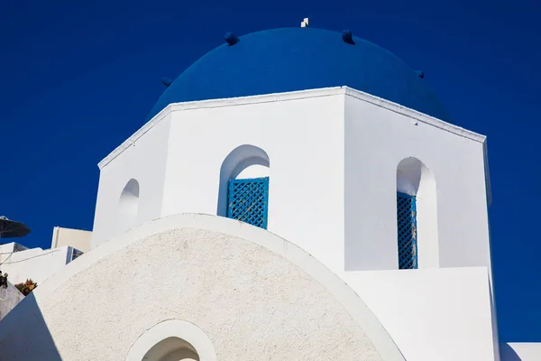 Tradycyjna architektura kościołów miasta Oia na wyspie Santorini — Zdjęcie stockowe