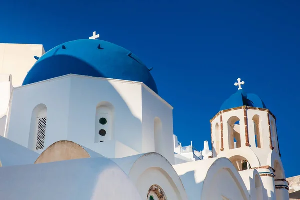 Traditionele architectuur van de kerken van de Oia-stad op het eiland Santorini — Stockfoto