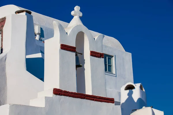 Tradycyjna architektura kościołów miasta Oia na wyspie Santorini — Zdjęcie stockowe