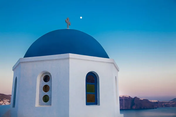 奥亚城教堂的传统圆顶和圣托里尼岛的月亮 — 图库照片
