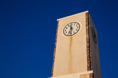 Santorini Adası'nda Oia şehirde saat kulesi