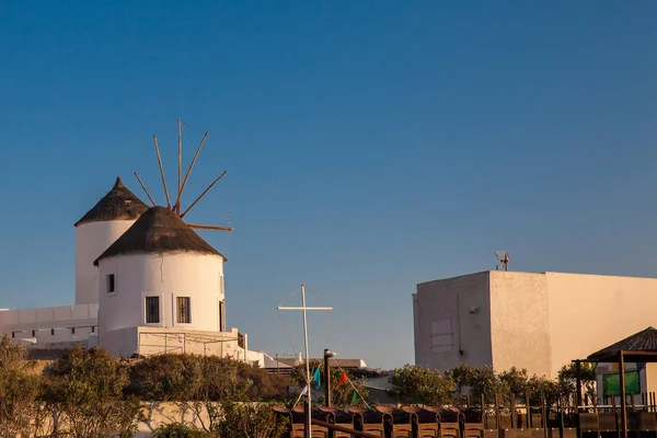 Zabytkowe tradycyjne wiatraki w mieście Oia na Santorini Island — Zdjęcie stockowe