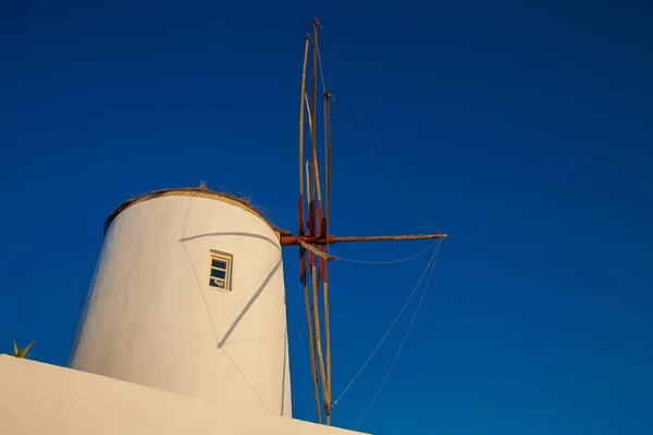 Античний традиційні вітряні млини в місті ія на острові Санторіні — стокове фото
