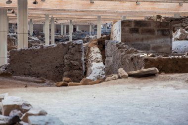Santorini Adası'ndaki Akrotiri arkeolojik sit alanında bulunan ve Platon'un Atlantis hakkında anlattığı hikayeye ilham verdiğine inanılan antik kalıntılar