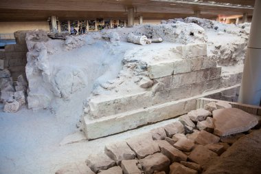 Santorini Adası'ndaki Akrotiri arkeolojik sit alanında bulunan ve Platon'un Atlantis hakkında anlattığı hikayeye ilham verdiğine inanılan antik kalıntılar