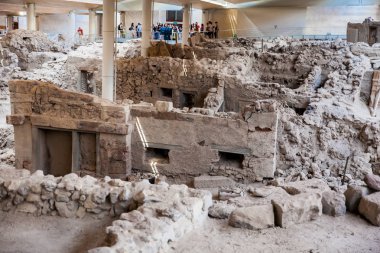 Santorini Adası'ndaki Akrotiri arkeolojik sit alanında bulunan ve Platon'un Atlantis hakkında anlattığı hikayeye ilham verdiğine inanılan antik kalıntılar