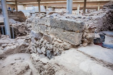 Santorini Adası'ndaki Akrotiri arkeolojik sit alanında bulunan ve Platon'un Atlantis hakkında anlattığı hikayeye ilham verdiğine inanılan antik kalıntılar