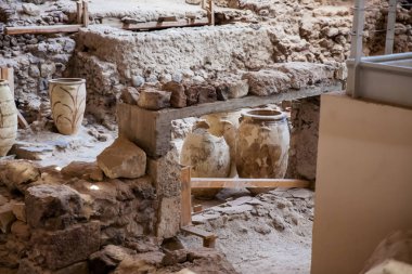 Santorini Adası'ndaki Akrotiri arkeolojik sit alanında bulunan ve Platon'un Atlantis hakkında anlattığı hikayeye ilham verdiğine inanılan antik kalıntılar