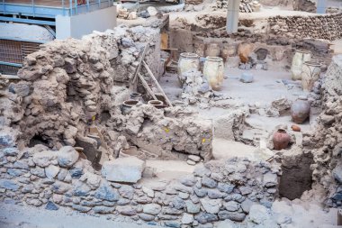 Santorini Adası'ndaki Akrotiri arkeolojik sit alanında bulunan ve Platon'un Atlantis hakkında anlattığı hikayeye ilham verdiğine inanılan antik kalıntılar