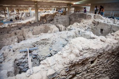 Santorini Adası'ndaki Akrotiri arkeolojik sit alanında bulunan ve Platon'un Atlantis hakkında anlattığı hikayeye ilham verdiğine inanılan antik kalıntılar