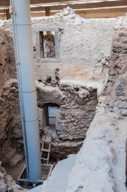 Santorini Adası'ndaki Akrotiri arkeolojik sit alanında bulunan ve Platon'un Atlantis hakkında anlattığı hikayeye ilham verdiğine inanılan antik kalıntılar