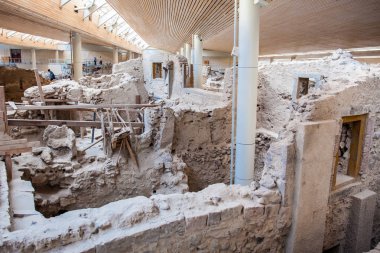 Santorini Adası'ndaki Akrotiri arkeolojik sit alanında bulunan ve Platon'un Atlantis hakkında anlattığı hikayeye ilham verdiğine inanılan antik kalıntılar
