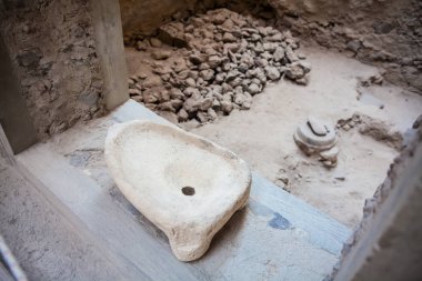 Santorini Adası'ndaki Akrotiri arkeolojik sit alanında bulunan ve Platon'un Atlantis hakkında anlattığı hikayeye ilham verdiğine inanılan antik kalıntılar