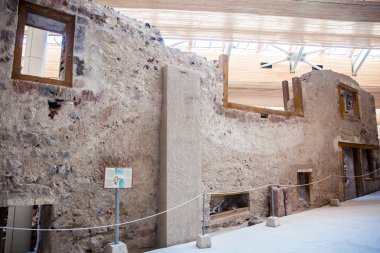 Santorini Adası'ndaki Akrotiri arkeolojik sit alanında bulunan ve Platon'un Atlantis hakkında anlattığı hikayeye ilham verdiğine inanılan antik kalıntılar
