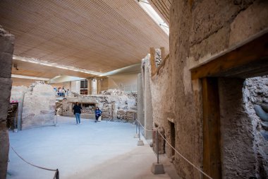 Santorini Adası'ndaki Akrotiri arkeolojik sit alanında bulunan ve Platon'un Atlantis hakkında anlattığı hikayeye ilham verdiğine inanılan antik kalıntılar