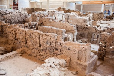 Santorini Adası'ndaki Akrotiri arkeolojik sit alanında bulunan ve Platon'un Atlantis hakkında anlattığı hikayeye ilham verdiğine inanılan antik kalıntılar