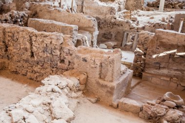 Santorini Adası'ndaki Akrotiri arkeolojik sit alanında bulunan ve Platon'un Atlantis hakkında anlattığı hikayeye ilham verdiğine inanılan antik kalıntılar