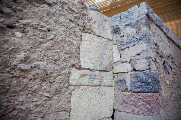 Ancient ruins at Akrotiri archaeological site in the Santorini Island which is believed to have inspired the story told about Atlantis by Plato — Stock Photo, Image