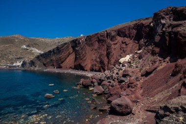 Güzel bir erken bahar gününde Santorini Adası'nda Ünlü Red Beach