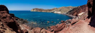 Güzel bir erken bahar gününde Santorini Adası'nda ünlü Kızıl Plaj Panoramik görünümü