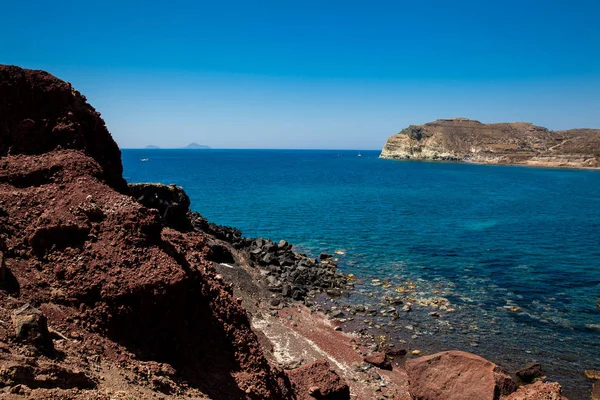 Beroemd rode strand op het eiland Santorini in een prachtige vroege lentedag — Stockfoto