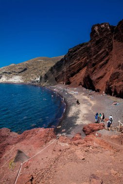 Güzel bir erken bahar gününde Santorini Adası'nda Ünlü Red Beach