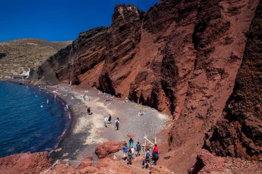 Güzel bir erken bahar gününde Santorini Adası'nda Ünlü Red Beach