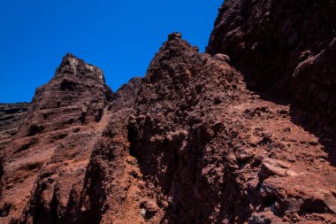 Güzel bir erken bahar gününde Santorini Adası'nda Ünlü Red Beach