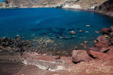 Güzel bir erken bahar gününde Santorini Adası'nda Ünlü Red Beach