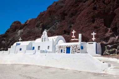 Santorini Adası'ndaki ünlü Kızıl Plaj'ın yanındaki Aziz Nikolaos Ortodoks Kilisesi