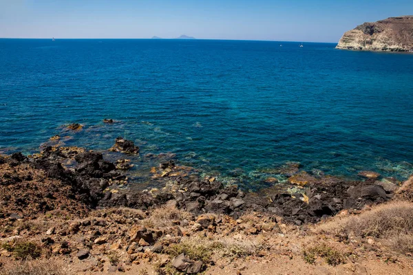 Dettaglio delle rocce sulla famosa spiaggia rossa dell'isola di Santorini in una bellissima giornata di inizio primavera — Foto Stock