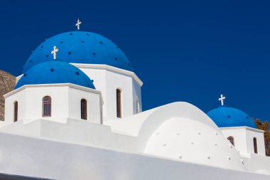 Santorini Adası'nda Perissa merkez meydanında Kutsal Haç Kilisesi