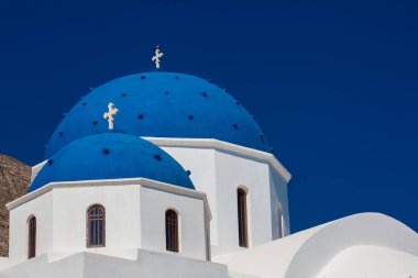 Santorini Adası'nda Perissa merkez meydanında Kutsal Haç Kilisesi