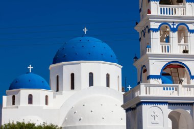 Santorini Adası'nda Perissa merkez meydanında Kutsal Haç Kilisesi