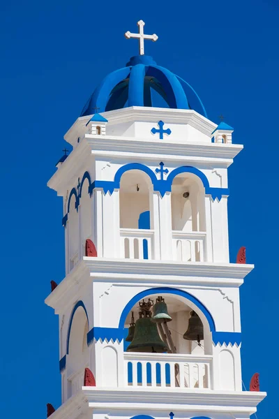 The Church of Holy Cross in the central square of Perissa on Santorini Island — Stock Photo, Image