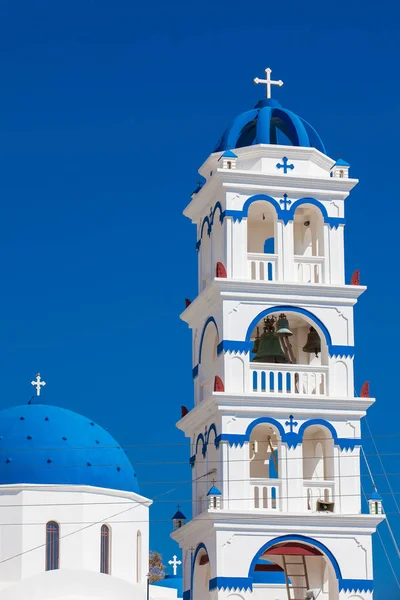 The Church of Holy Cross in the central square of Perissa on Santorini Island — Stock Photo, Image